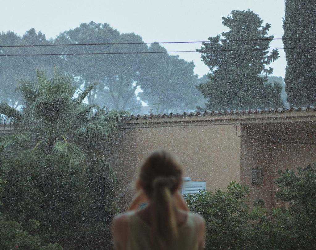 Mujer mirando la lluvia